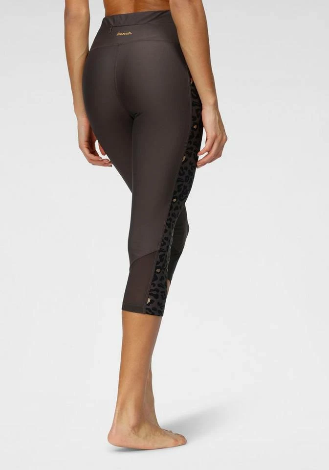 Bench. Caprileggings mit Leodruck und Mesh-Einsatz Black, White-leo 9 Bench. Caprileggings mit Leodruck und Mesh-Einsatz Black, White-leo – Bild 7