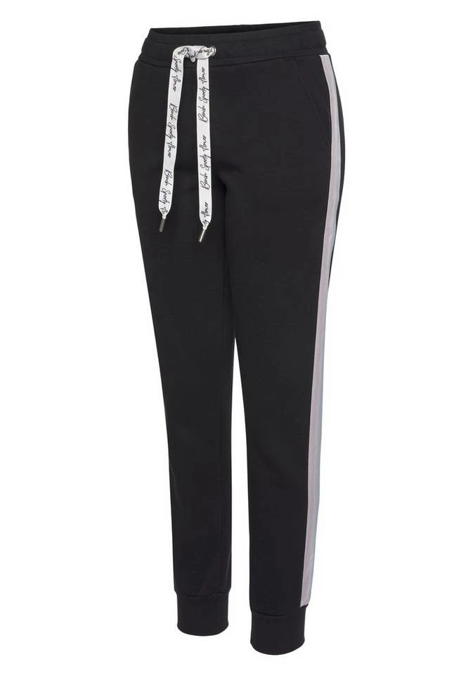 Bench. Relaxhose mit bedruckten Bändern und seitlichen Streifen Rauchrosa, White, Schwarz 7 Bench. Relaxhose mit bedruckten Bändern und seitlichen Streifen Rauchrosa, White, Schwarz – Bild 5