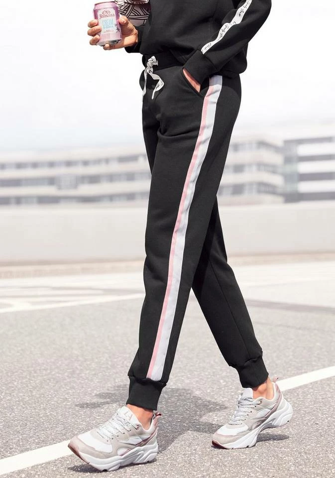 Bench. Relaxhose mit bedruckten Bändern und seitlichen Streifen Rauchrosa, White, Schwarz 13 Bench. Relaxhose mit bedruckten Bändern und seitlichen Streifen Rauchrosa, White, Schwarz – Bild 11