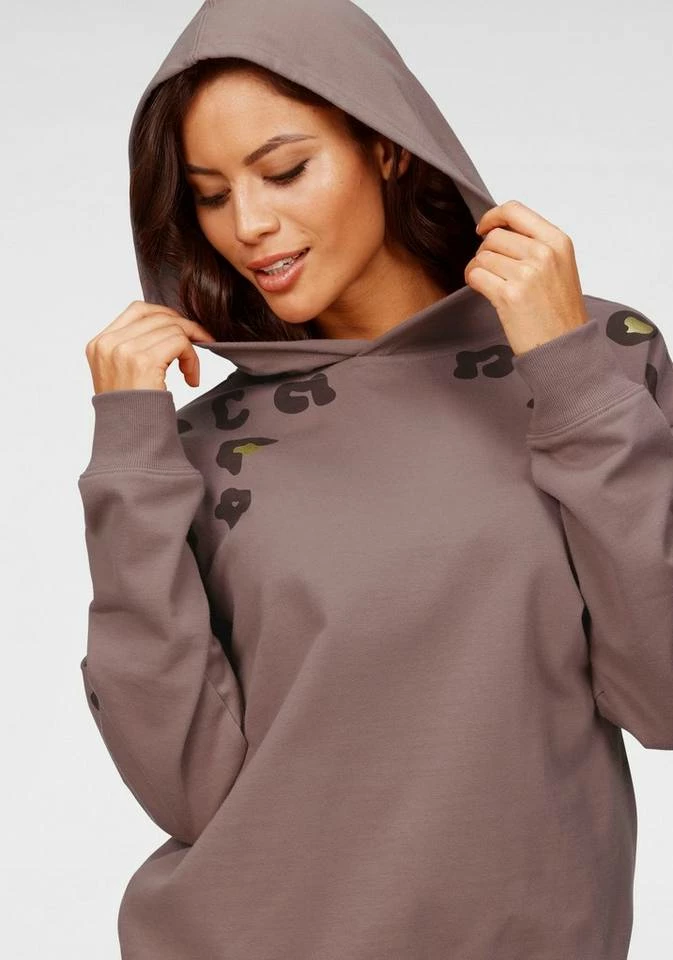 Bench. Kapuzensweatshirt mit glänzendem Leodruck Weiß-leo, Schwarz-leo, Nougat-leo 11 Bench. Kapuzensweatshirt mit glänzendem Leodruck Weiß-leo, Schwarz-leo, Nougat-leo – Bild 9