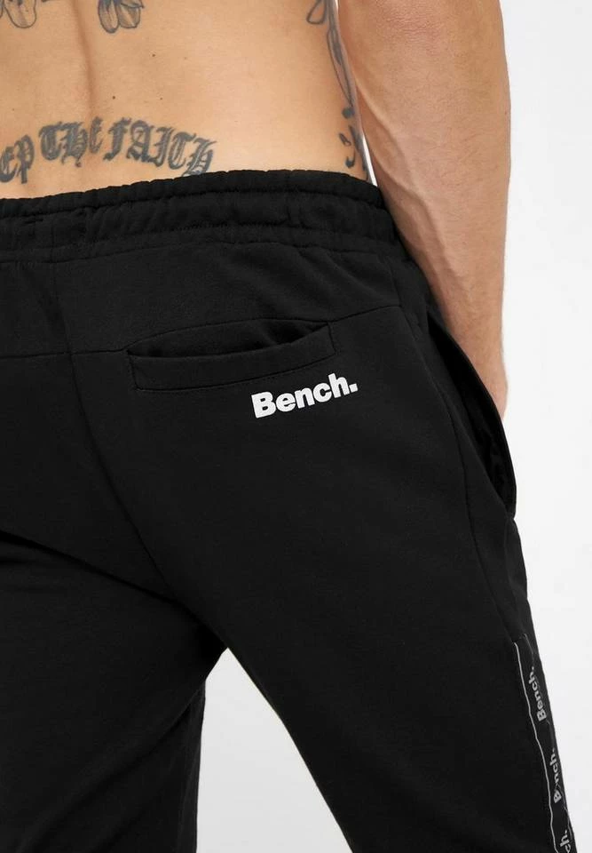 Bench. Jogginghose »Lozell« Stickerei, weiches Innenfinish Schwarz, Khaki 6 Bench. Jogginghose »Lozell« Stickerei, weiches Innenfinish Schwarz, Khaki – Bild 4