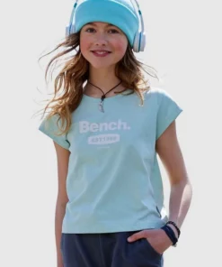 Bench. T-Shirt in modisch kurzer Form