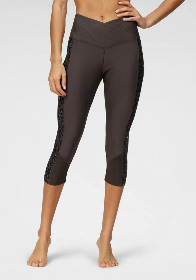 Bench. Caprileggings mit Leodruck und Mesh-Einsatz Black, White-leo 8 Bench. Caprileggings mit Leodruck und Mesh-Einsatz Black, White-leo – Bild 6