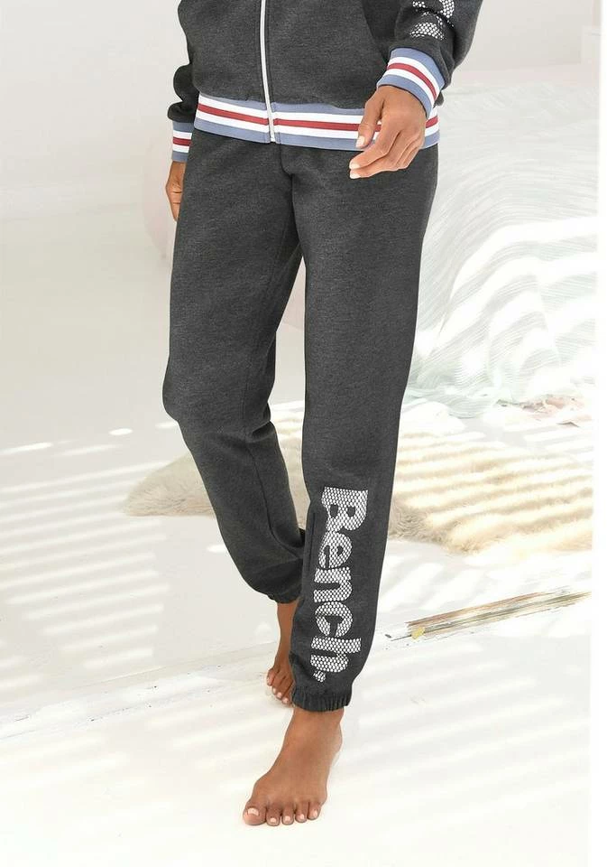 Bench. Sweatpants mit Logodruck in Metalloptik 3 Bench. Sweatpants mit Logodruck in Metalloptik