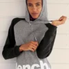 Bench. Kapuzensweatshirt mit farblich abgesetzten Ärmeln und Logodruck Dunkelgrün-grau, Weiß-rosa, Grau-schwarz -Günstiges Bench Geschäft 18872dd1 313d 5dd8 951c 31c5a0387b6f