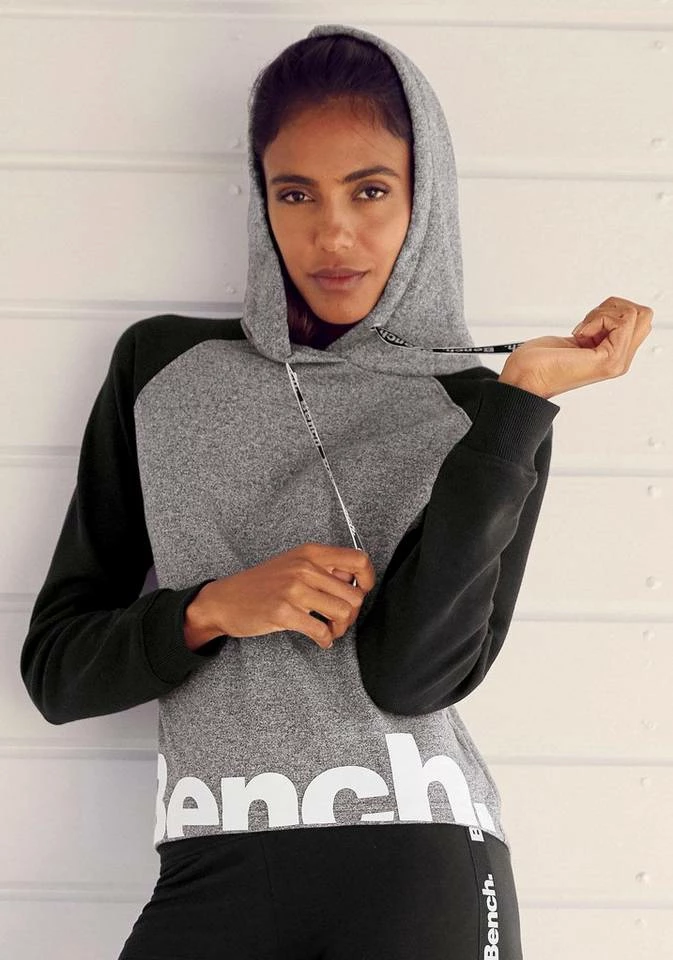 Bench. Kapuzensweatshirt mit farblich abgesetzten Ärmeln und Logodruck Dunkelgrün-grau, Weiß-rosa, Grau-schwarz 3 Bench. Kapuzensweatshirt mit farblich abgesetzten Ärmeln und Logodruck Dunkelgrün-grau, Weiß-rosa, Grau-schwarz