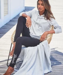 Bench. Kapuzensweatshirt mit glänzender Logostickerei Schwarz, Ecru, Hellgrau-meliert 16 Bench. Kapuzensweatshirt mit glänzender Logostickerei Schwarz, Ecru, Hellgrau-meliert -Günstiges Bench Geschäft 19ae8d15 03fb 5c24 bb74 5d12e511d255