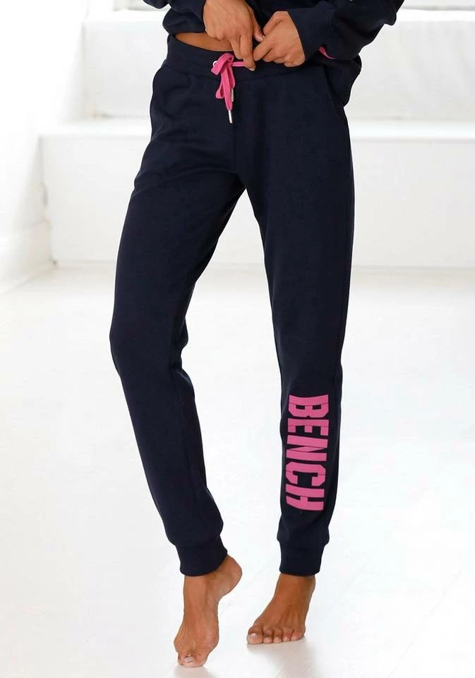 Bench. Sweathose »Contrast« mit kontrastfarbenem Logoprint Navy-pink, Schwarz-weiß, Grau-meliert-pfirsich 12 Bench. Sweathose »Contrast« mit kontrastfarbenem Logoprint Navy-pink, Schwarz-weiß, Grau-meliert-pfirsich – Bild 10