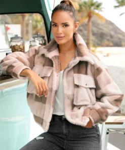 Bench. Fellimitatjacke in karierter Optik