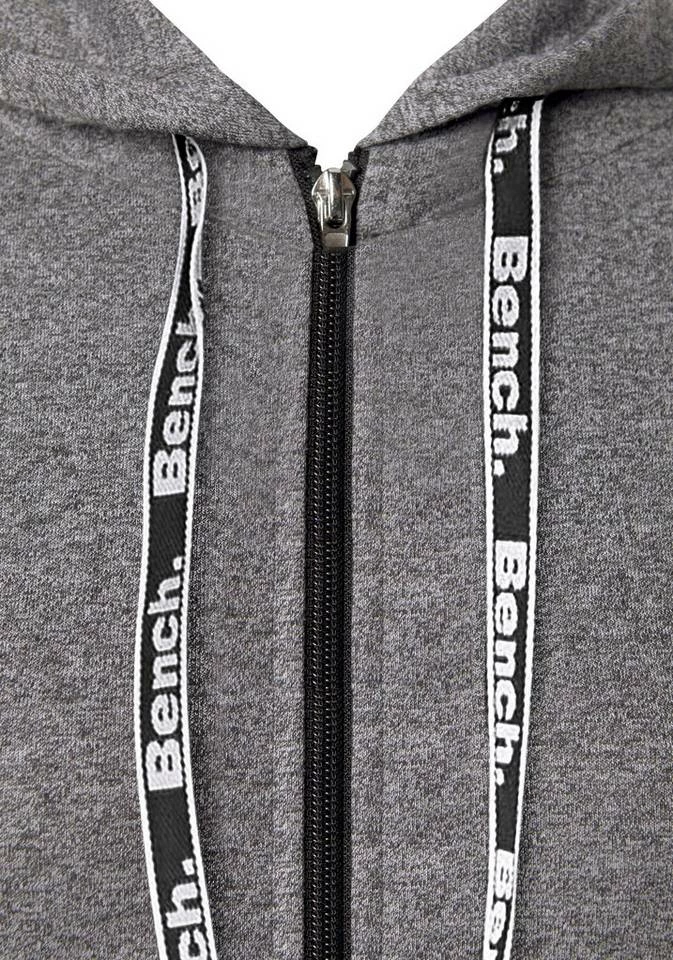 Bench. Kapuzensweatjacke mit farblich abgesetzten Ärmeln Dunkelgrün-hellgrau, Schwarz-dunkelgrau, Rosa-weiß 9 Bench. Kapuzensweatjacke mit farblich abgesetzten Ärmeln Dunkelgrün-hellgrau, Schwarz-dunkelgrau, Rosa-weiß – Bild 7