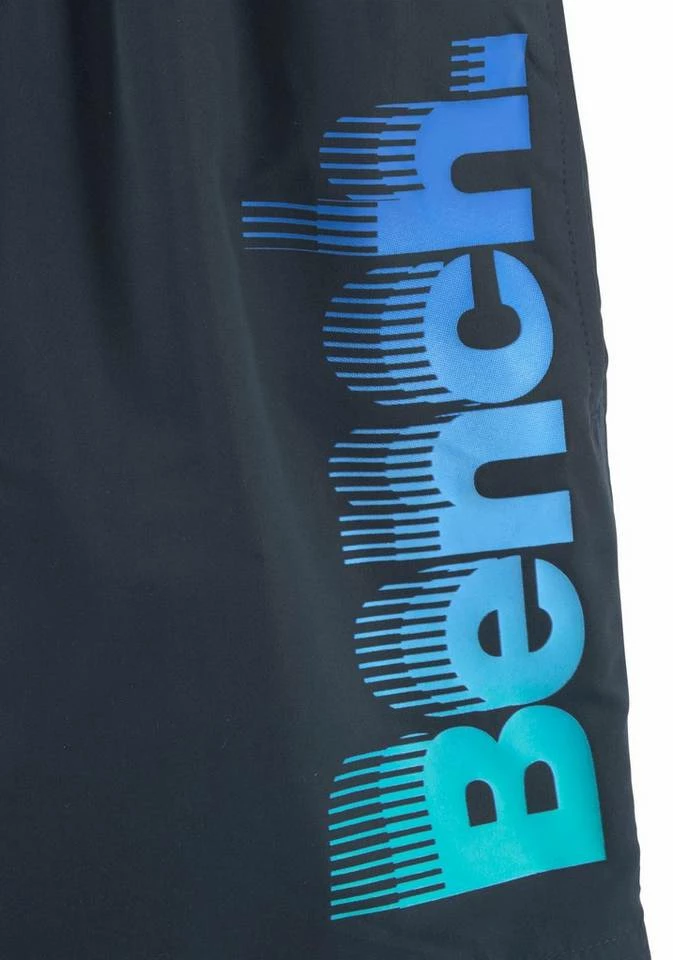 Bench. Badeshorts, mit großem Logo-Aufdruck Schwarz, Weiß, Marine 6 Bench. Badeshorts, mit großem Logo-Aufdruck Schwarz, Weiß, Marine – Bild 4