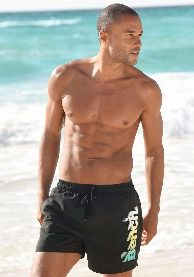 Bench. Badeshorts, mit großem Logo-Aufdruck Schwarz, Weiß, Marine 8 Bench. Badeshorts, mit großem Logo-Aufdruck Schwarz, Weiß, Marine – Bild 6