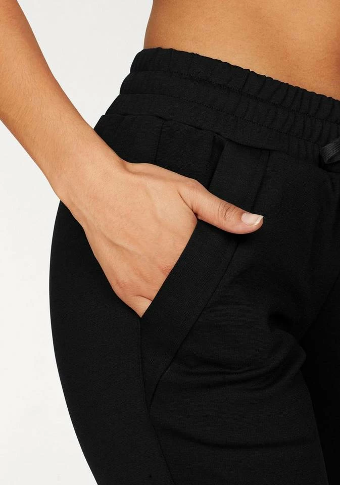 Bench. Relaxhose mit schmalem Bein und Zipper am Saum 7 Bench. Relaxhose mit schmalem Bein und Zipper am Saum – Bild 5