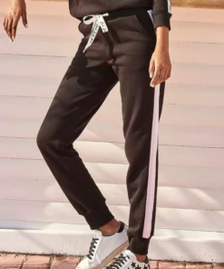 Bench. Relaxhose mit bedruckten Bändern und seitlichen Streifen Rauchrosa, White, Schwarz