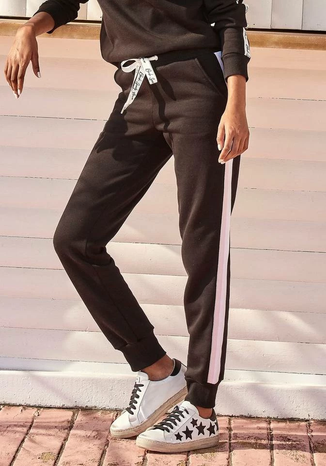 Bench. Relaxhose mit bedruckten Bändern und seitlichen Streifen Rauchrosa, White, Schwarz 3 Bench. Relaxhose mit bedruckten Bändern und seitlichen Streifen Rauchrosa, White, Schwarz