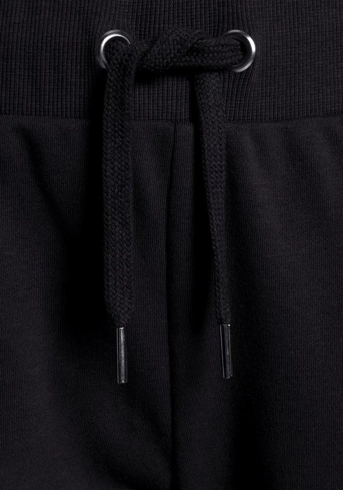 Bench. Relaxhose mit glänzender Logostickerei Hellgrau-melange, Ecru, Schwarz 8 Bench. Relaxhose mit glänzender Logostickerei Hellgrau-melange, Ecru, Schwarz – Bild 6