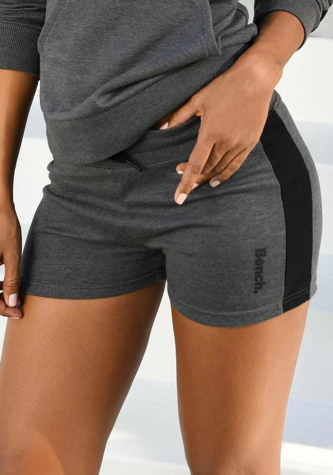 Bench. Relaxshorts mit Seitenstreifen Schwarz, Rosa-schwarz, Mint-schwarz, Anthrazit-meliert-schwarz 12 Bench. Relaxshorts mit Seitenstreifen Schwarz, Rosa-schwarz, Mint-schwarz, Anthrazit-meliert-schwarz – Bild 10