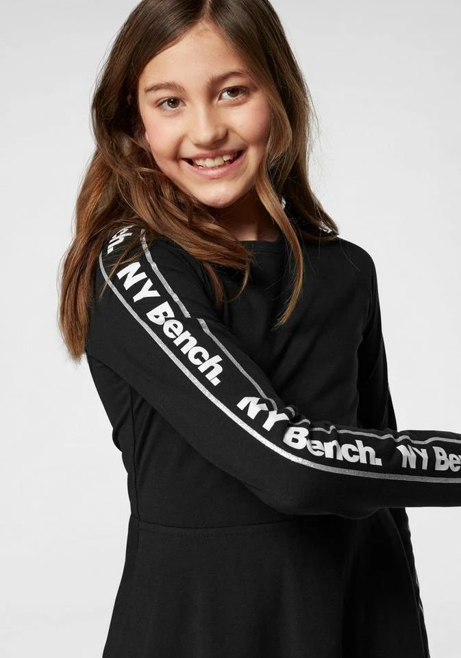 Bench. Jerseykleid Logo Druck mit Glitzerdetails 4 Bench. Jerseykleid Logo Druck mit Glitzerdetails – Bild 2