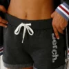 Bench. Shorts mit Tapestreifen und Logodruck in Metalloptik