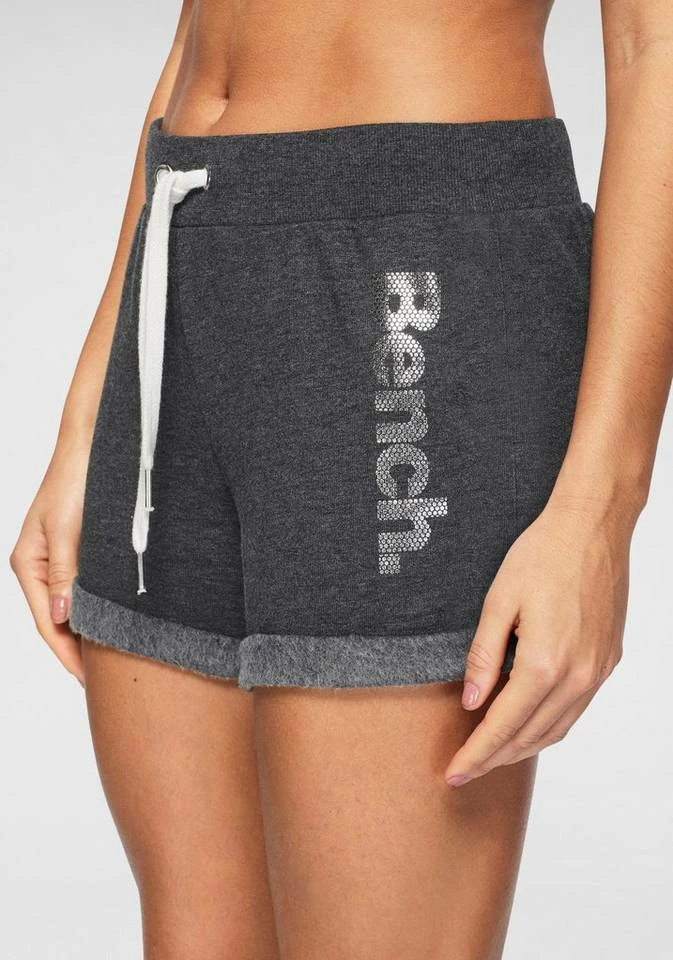 Bench. Shorts mit Tapestreifen und Logodruck in Metalloptik 8 Bench. Shorts mit Tapestreifen und Logodruck in Metalloptik – Bild 6