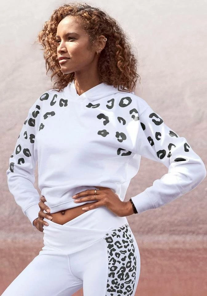 Bench. Kapuzensweatshirt mit glänzendem Leodruck Weiß-leo, Schwarz-leo, Nougat-leo 17 Bench. Kapuzensweatshirt mit glänzendem Leodruck Weiß-leo, Schwarz-leo, Nougat-leo – Bild 15