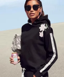 Bench. Hoodie mit bedrucktem Tape und Blumenprint Weiß, Schwarz, Rauchrosa -Günstiges Bench Geschäft 3fa7f82a c8ae 53f7 9187 d5bb74636033