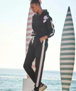 Bench. Relaxhose mit bedruckten Bändern und seitlichen Streifen Rauchrosa, White, Schwarz 23 Bench. Relaxhose mit bedruckten Bändern und seitlichen Streifen Rauchrosa, White, Schwarz -Günstiges Bench Geschäft 4b79d693 de37 5843 9de4 d3d3131842fa