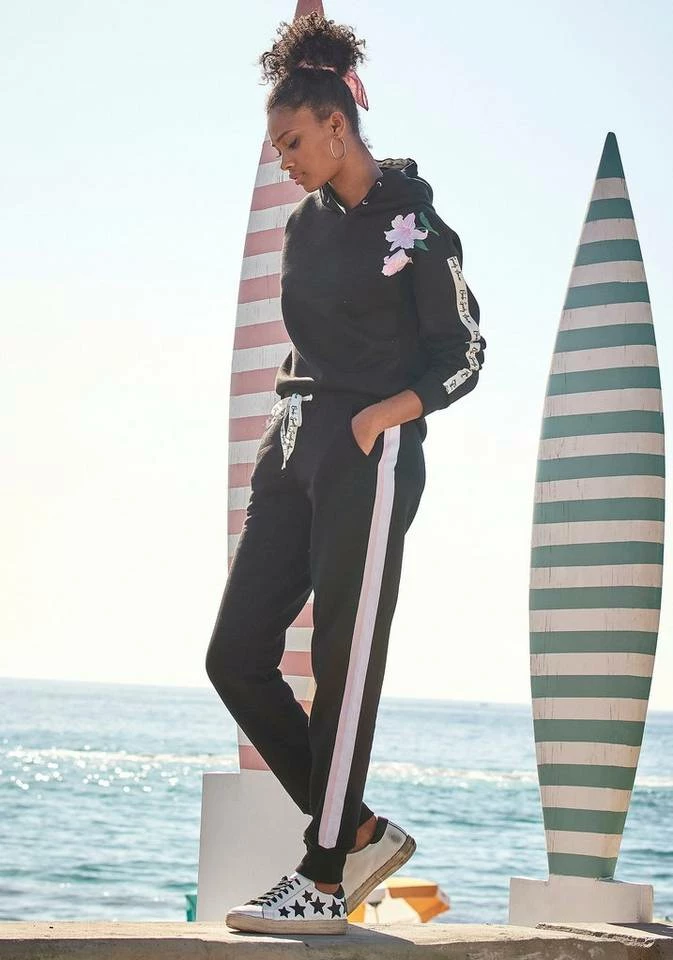 Bench. Relaxhose mit bedruckten Bändern und seitlichen Streifen Rauchrosa, White, Schwarz 11 Bench. Relaxhose mit bedruckten Bändern und seitlichen Streifen Rauchrosa, White, Schwarz – Bild 9