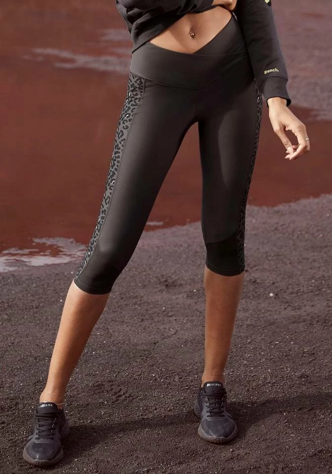 Bench. Caprileggings mit Leodruck und Mesh-Einsatz Black, White-leo 3 Bench. Caprileggings mit Leodruck und Mesh-Einsatz Black, White-leo