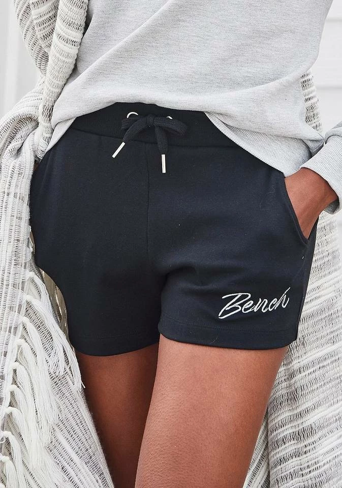 Bench. Relaxshorts mit kleiner glänzenden Logostickerei Hellgrau-melange, Ecru, Schwarz 11 Bench. Relaxshorts mit kleiner glänzenden Logostickerei Hellgrau-melange, Ecru, Schwarz – Bild 9