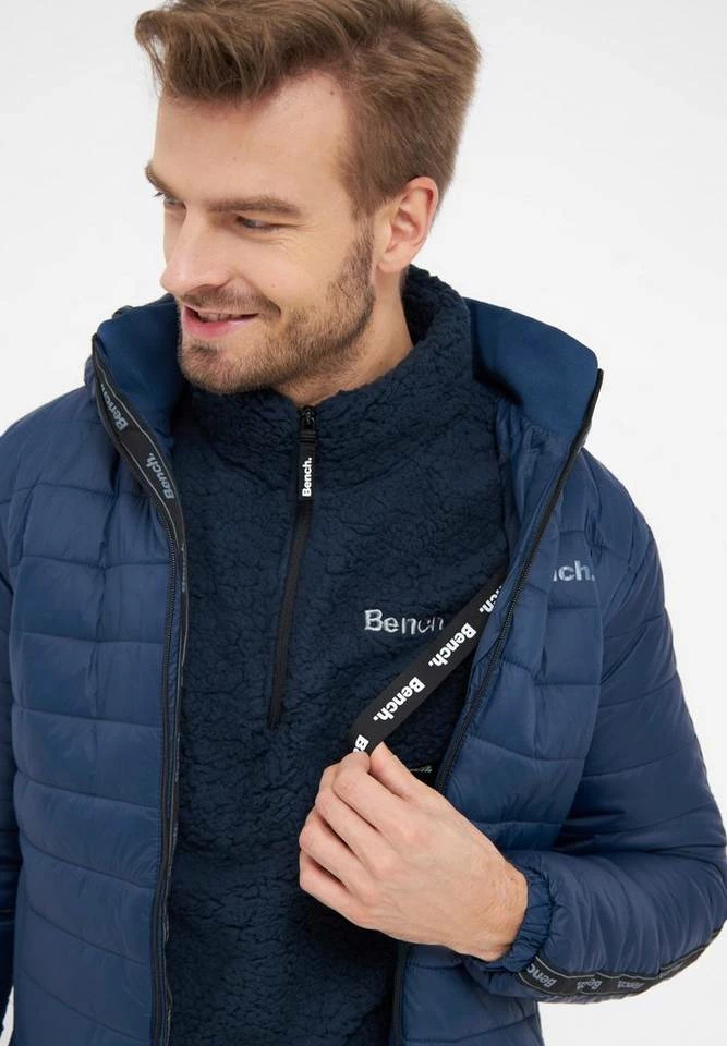 Bench. Winterjacke »Stayt« Tierfreie Produktion, Wasserabweisender Reißverschluss Schwarz, Navy 6 Bench. Winterjacke »Stayt« Tierfreie Produktion, Wasserabweisender Reißverschluss Schwarz, Navy – Bild 4