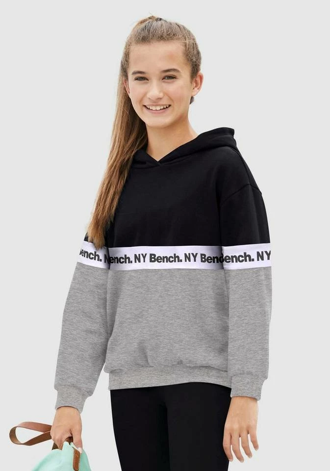Bench. Kapuzensweatshirt mit fortlaufendem Logodruck 3 Bench. Kapuzensweatshirt mit fortlaufendem Logodruck