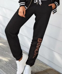 Bench. Sweathose mit Logodruck in Metalloptik Schwarz, Aubergine