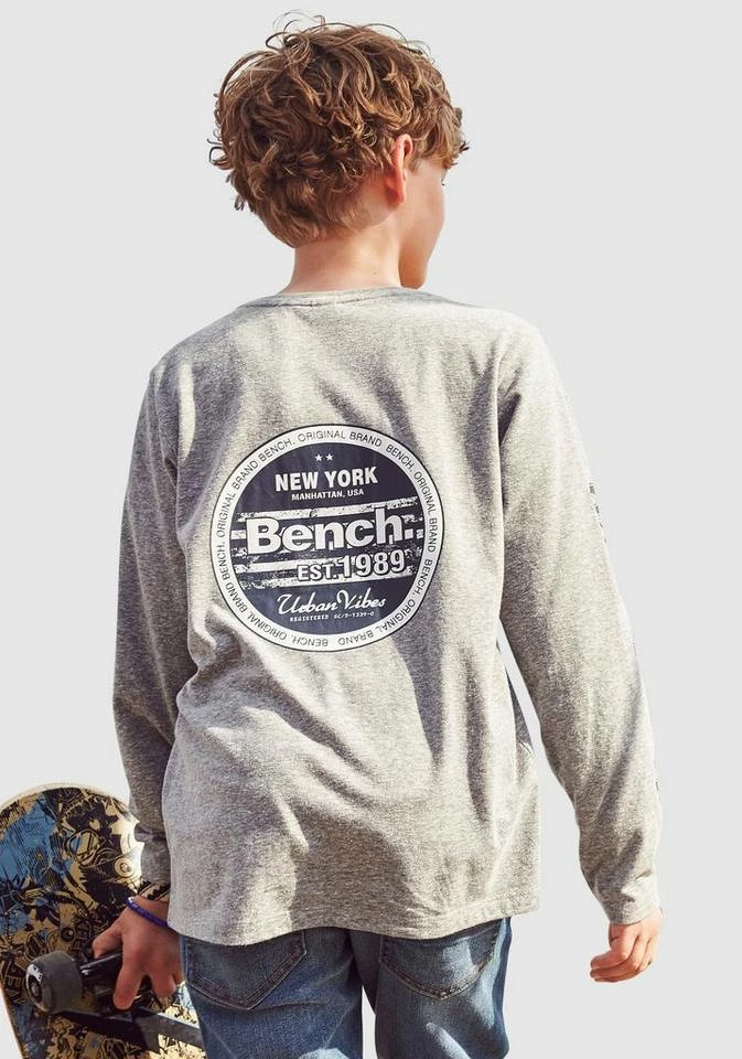 Bench. Langarmshirt »mit Ärmel-und Rückendruck« 3 Bench. Langarmshirt »mit Ärmel-und Rückendruck«