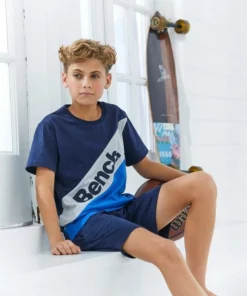 Bench. Shorty mit Colourblock und Logo Schriftzug -Günstiges Bench Geschäft 77a99be8 9fd3 538b aee0 f35019aee011