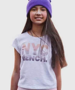 Bench. T-Shirt in kurzer Form