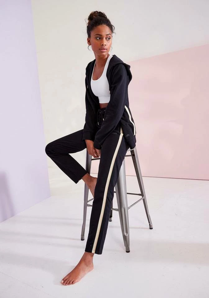 Bench. Relaxhose mit Glitzer Seitenstreifen Rosé, Beige-melange, Schwarz 10 Bench. Relaxhose mit Glitzer Seitenstreifen Rosé, Beige-melange, Schwarz – Bild 8