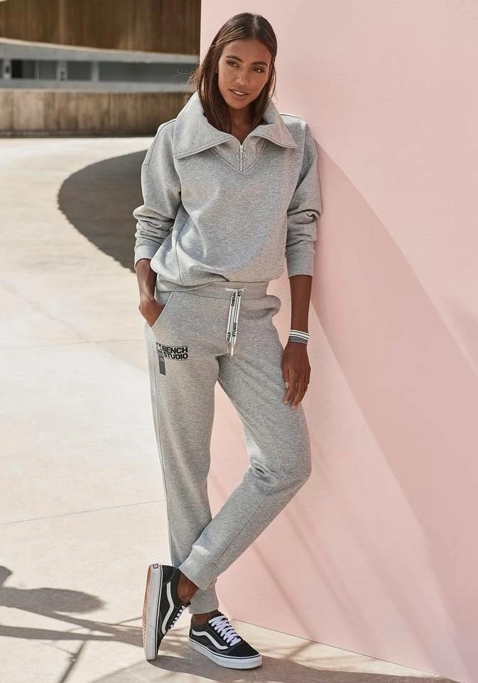 Bench. Sweater mit Stehkragen und Logodruck Schwarz, Altrosa, Grau 10 Bench. Sweater mit Stehkragen und Logodruck Schwarz, Altrosa, Grau – Bild 8