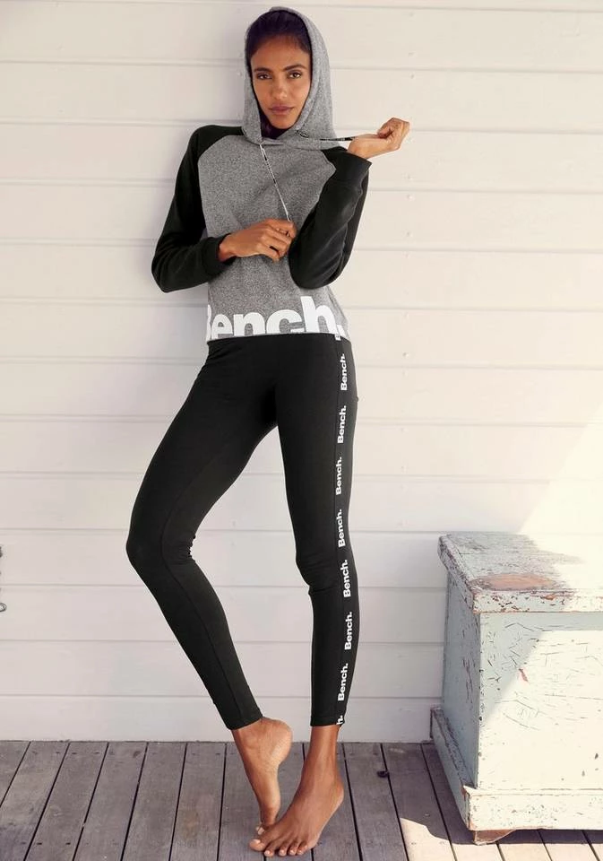 Bench. Kapuzensweatshirt mit farblich abgesetzten Ärmeln und Logodruck Dunkelgrün-grau, Weiß-rosa, Grau-schwarz 5 Bench. Kapuzensweatshirt mit farblich abgesetzten Ärmeln und Logodruck Dunkelgrün-grau, Weiß-rosa, Grau-schwarz – Bild 3