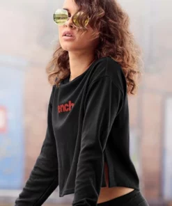 Bench. Sweater kurz geschnitten mit seitlichen Schlitzen Blau, Rot, Schwarz, Ecru -Günstiges Bench Geschäft 89af26c6 d74f 59fe 8a0a 2ae7212d7d01