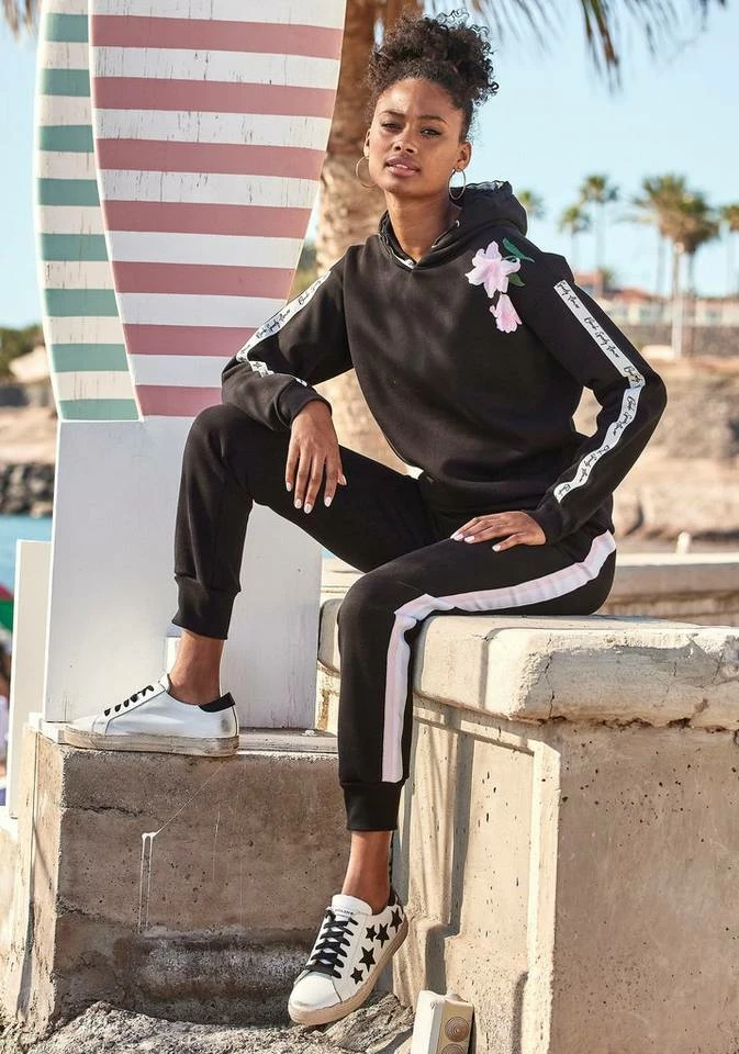 Bench. Relaxhose mit bedruckten Bändern und seitlichen Streifen Rauchrosa, White, Schwarz 8 Bench. Relaxhose mit bedruckten Bändern und seitlichen Streifen Rauchrosa, White, Schwarz – Bild 6