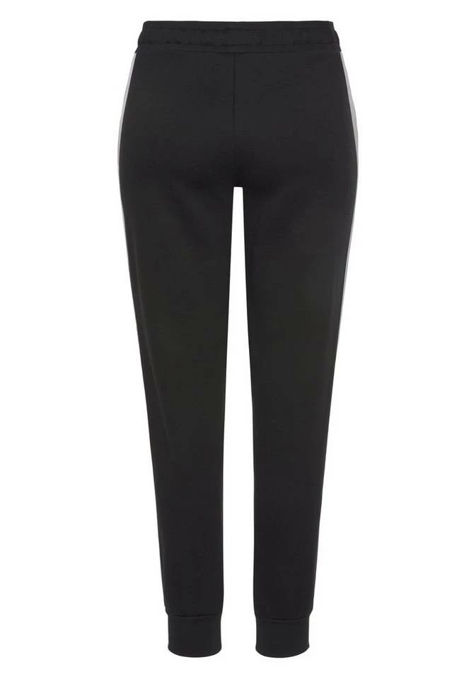 Bench. Relaxhose mit bedruckten Bändern und seitlichen Streifen Rauchrosa, White, Schwarz 6 Bench. Relaxhose mit bedruckten Bändern und seitlichen Streifen Rauchrosa, White, Schwarz – Bild 4