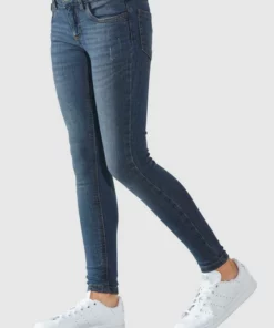 Bench. Stretch-Jeans mit dezenten Abriebeffekten in Super Skinny