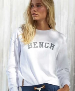 Bench. Sweatshirt in Cropped-Form mit Logostickerei