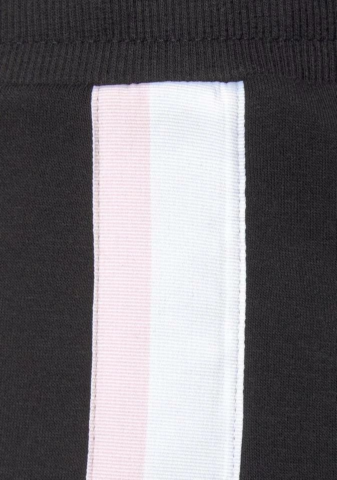 Bench. Relaxshorts mit Kontraststreifen und bedrucktem Bindeband Rauchrosa, Weiß, Schwarz 9 Bench. Relaxshorts mit Kontraststreifen und bedrucktem Bindeband Rauchrosa, Weiß, Schwarz – Bild 7