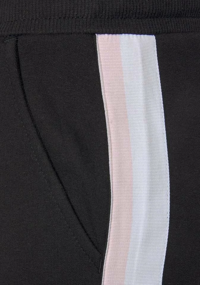 Bench. Relaxhose mit bedruckten Bändern und seitlichen Streifen Rauchrosa, White, Schwarz 9 Bench. Relaxhose mit bedruckten Bändern und seitlichen Streifen Rauchrosa, White, Schwarz – Bild 7