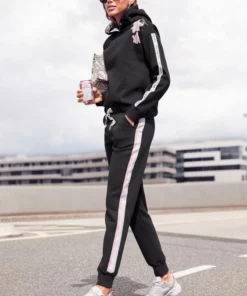 Bench. Relaxhose mit bedruckten Bändern und seitlichen Streifen Rauchrosa, White, Schwarz 24 Bench. Relaxhose mit bedruckten Bändern und seitlichen Streifen Rauchrosa, White, Schwarz -Günstiges Bench Geschäft b7a0a34c 22e6 5a80 ad1a eeed8f70df71