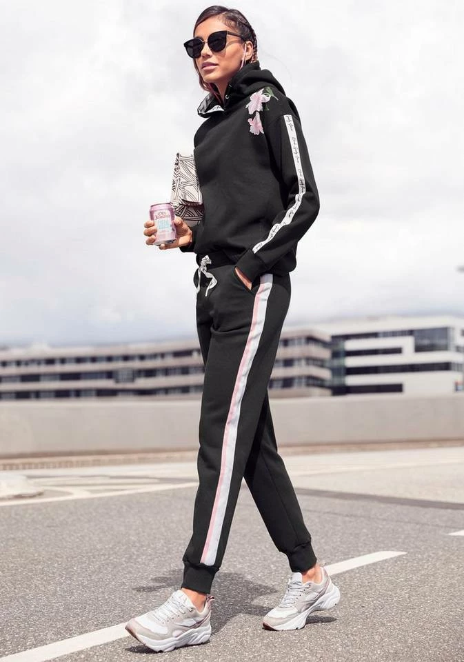 Bench. Relaxhose mit bedruckten Bändern und seitlichen Streifen Rauchrosa, White, Schwarz 12 Bench. Relaxhose mit bedruckten Bändern und seitlichen Streifen Rauchrosa, White, Schwarz – Bild 10