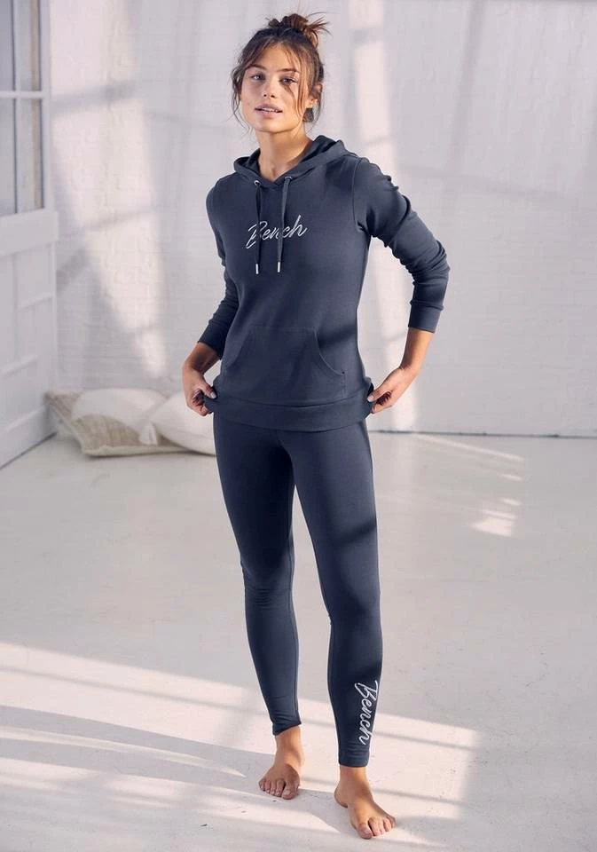 Bench. Leggings mit glitzernder Logostickerei auf dem Bein Marine, Beere 5 Bench. Leggings mit glitzernder Logostickerei auf dem Bein Marine, Beere – Bild 3