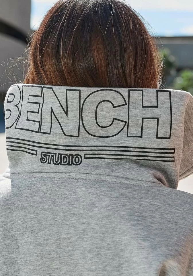 Bench. Sweater mit Stehkragen und Logodruck Schwarz, Altrosa, Grau 11 Bench. Sweater mit Stehkragen und Logodruck Schwarz, Altrosa, Grau – Bild 9